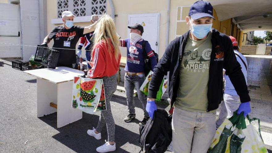 Reparto de alimentos en el barrio chicharrero de García Escámez.