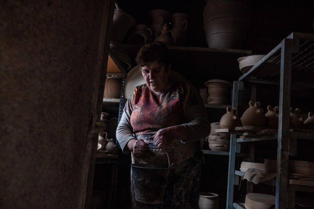 Mujeres en Zamora 8M: la alfarera Mari Carmen