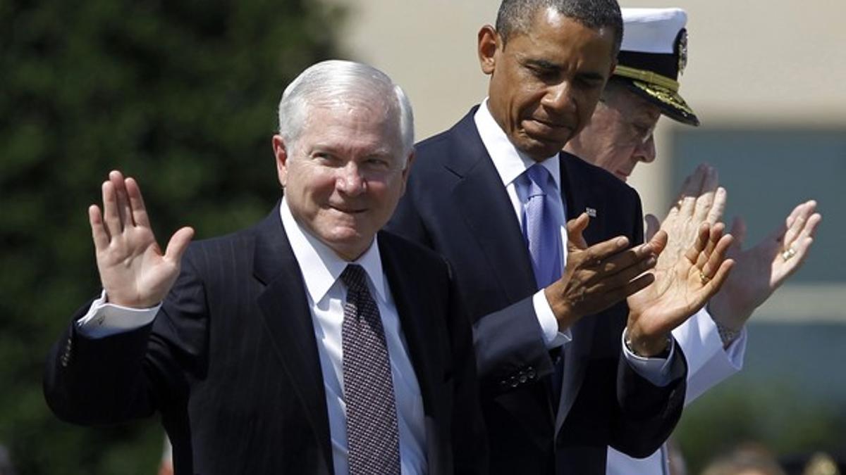 Barack Obama aplaude a Robert Gates en la ceremonia de despedida de este como secretario de Defensa, en junio del 2011.