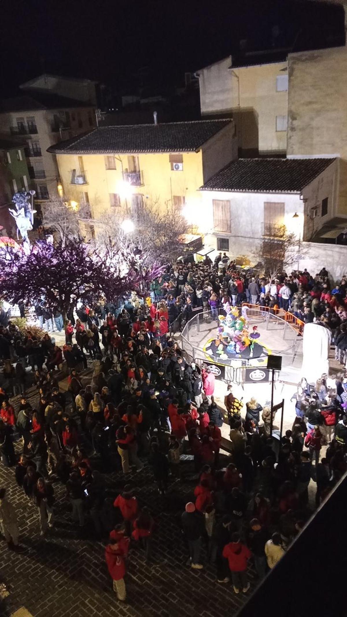 Asistentes a la Nit del Foc de la Falla Sant Jordi de Xàtiva, en una edición pasada.