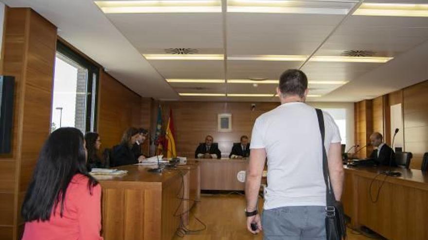 El acusado, ayer, ante el tribunal de la Audiencia.