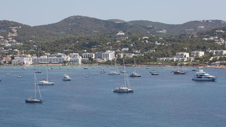 Dos encapuchados asaltan una villa de alquiler en Ibiza para robar a una familia de turistas
