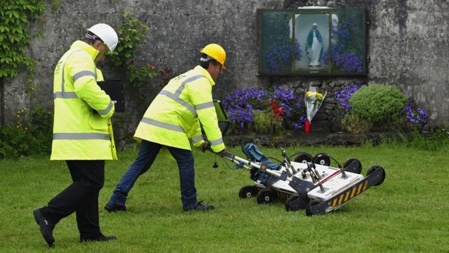 Operarios con un georadar en junio en Tuam.