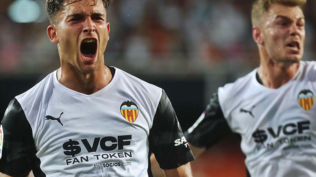 Hugo Duro celebra el gol del Valencia junto a Toni Lato, anoche en Mestalla.  | J.M. LÓPEZ