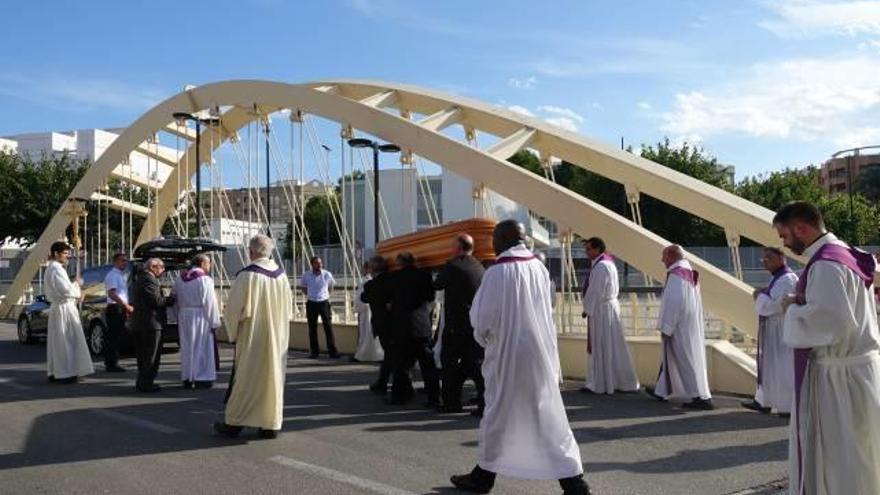 Beniopa Multitudinario adiós y despedida en el puente al sacerdote Francisco Valls Gómez