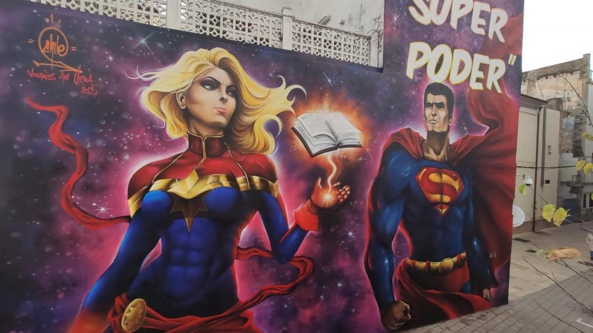 Capitana Marvel y Superman incitan a la lectura en Vinaròs