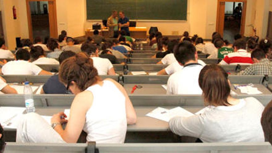 Estudiantes durante un examen en una Facultad de la Universidade da Coruña. / Aleiss Cruz