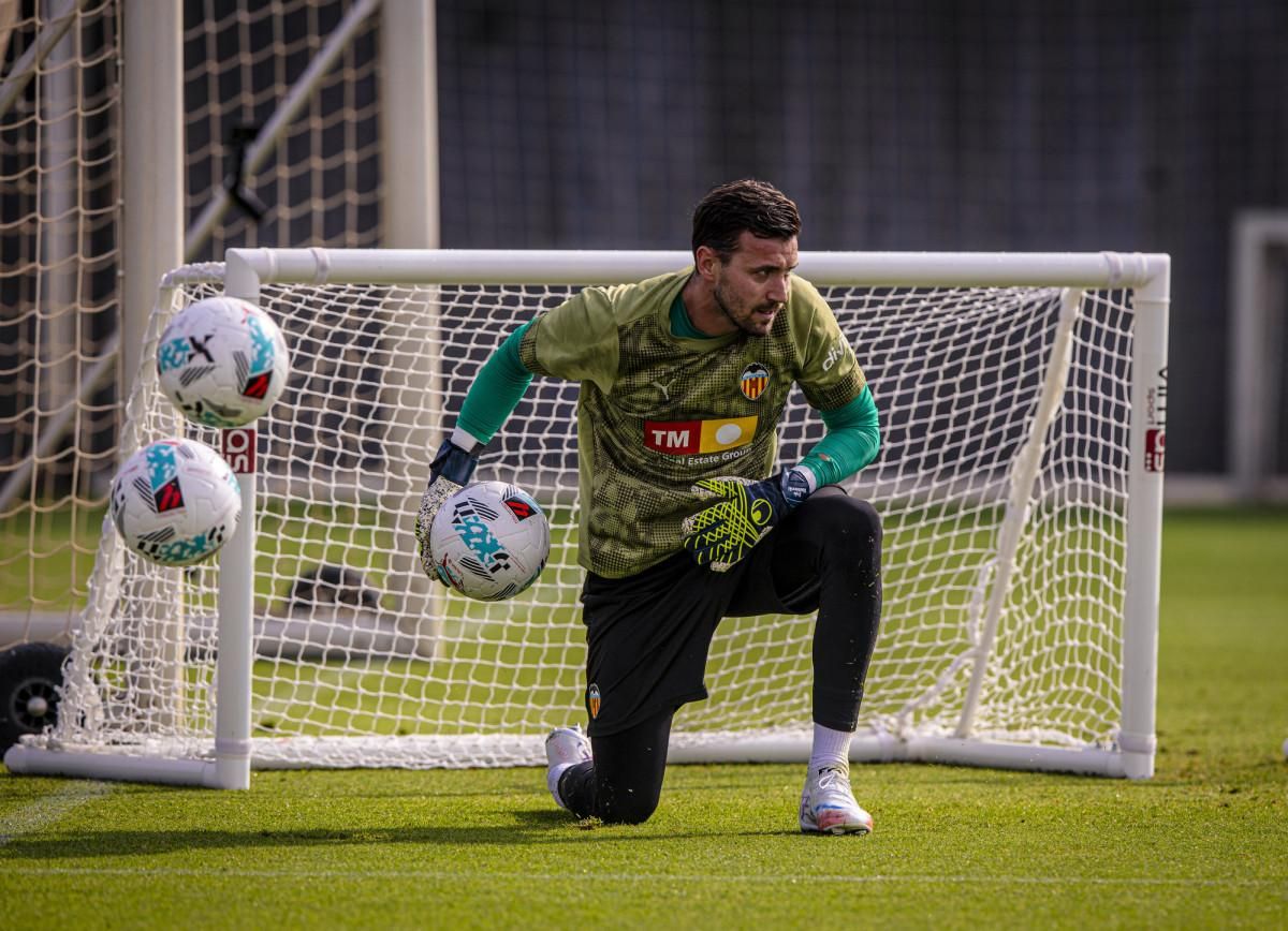 Stole Dimitrievski, en un entrenamiento de pretemporada con el Valencia CF