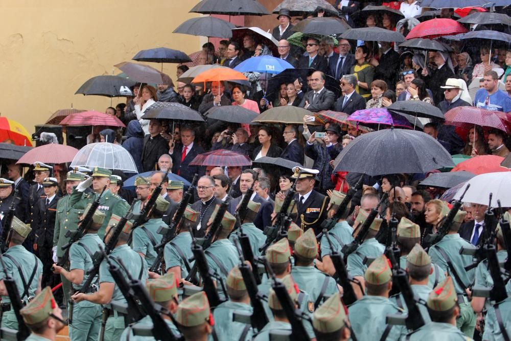 La lluvia afectó a varias corporaciones nazarenas. Por ejemplo, uno de los momentos más emotivos de la Semana Santa, que es cada año el traslado del Cristo de Mena a su trono de procesión en la Explanada de Santo Domingo, se vio afectada por el agua. En la imagen, pueden ver a los legionarios formados y un bosque de paraguas entre el público asistente, que, aún así, disfrutó como cada año uno de los eventos religiosos más seguidos de nuestra Semana Mayor.