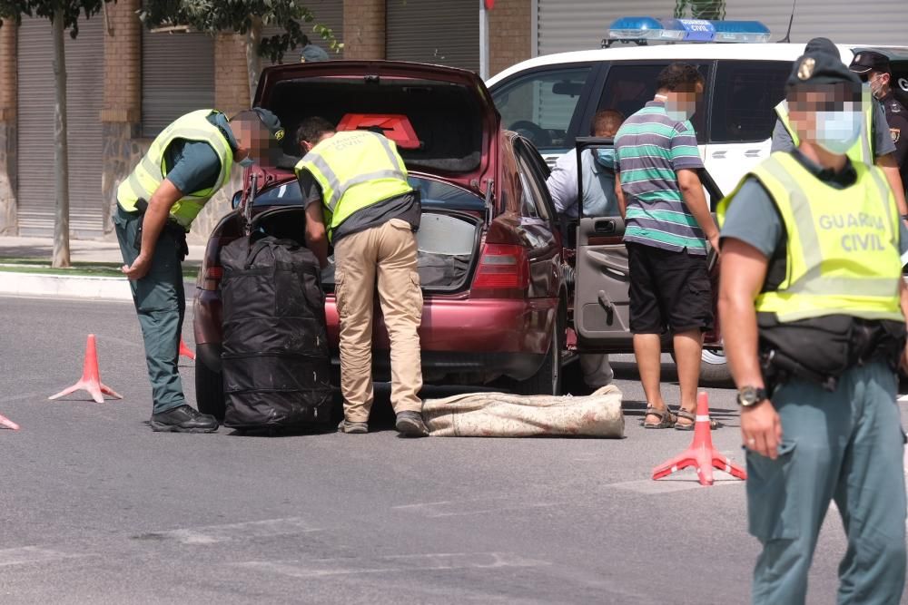 Despliegue de la Guardia Civil en el barrio del Rincón de Redován para poner coto a la venta al menudeo de droga