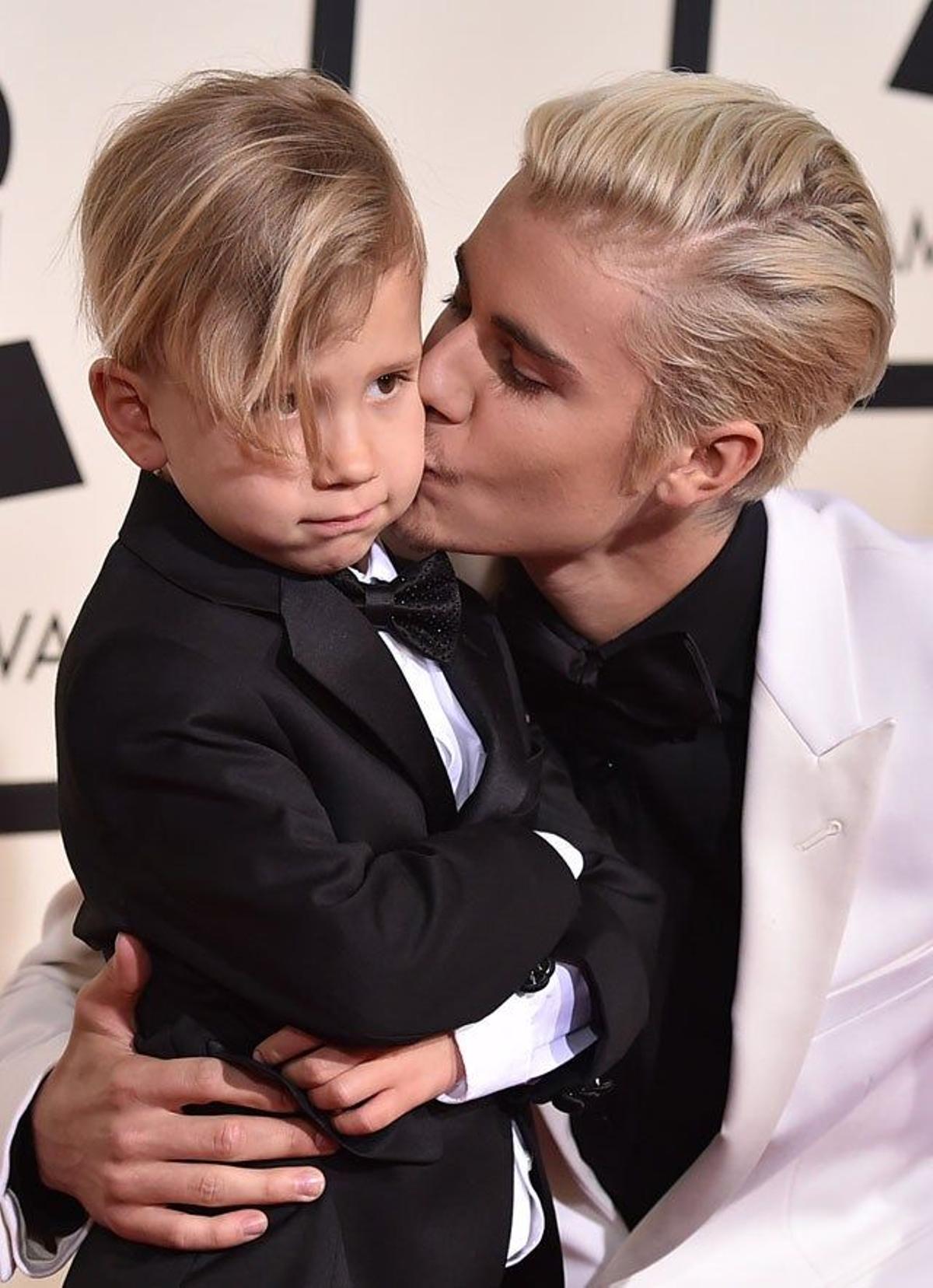 Jaxon y Justin Bieber, en la alfombra roja de la 58 Edición de los Grammy.