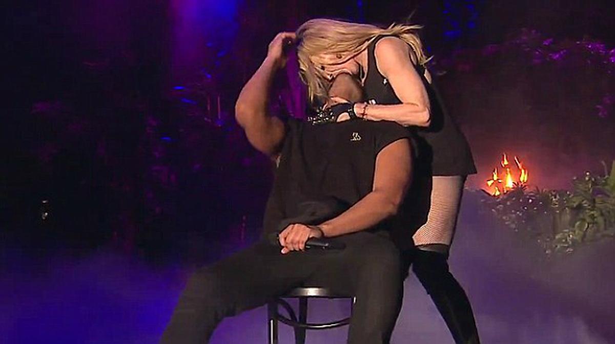 Drake, fastiguejat per un petó de Madonna durant una actuació.