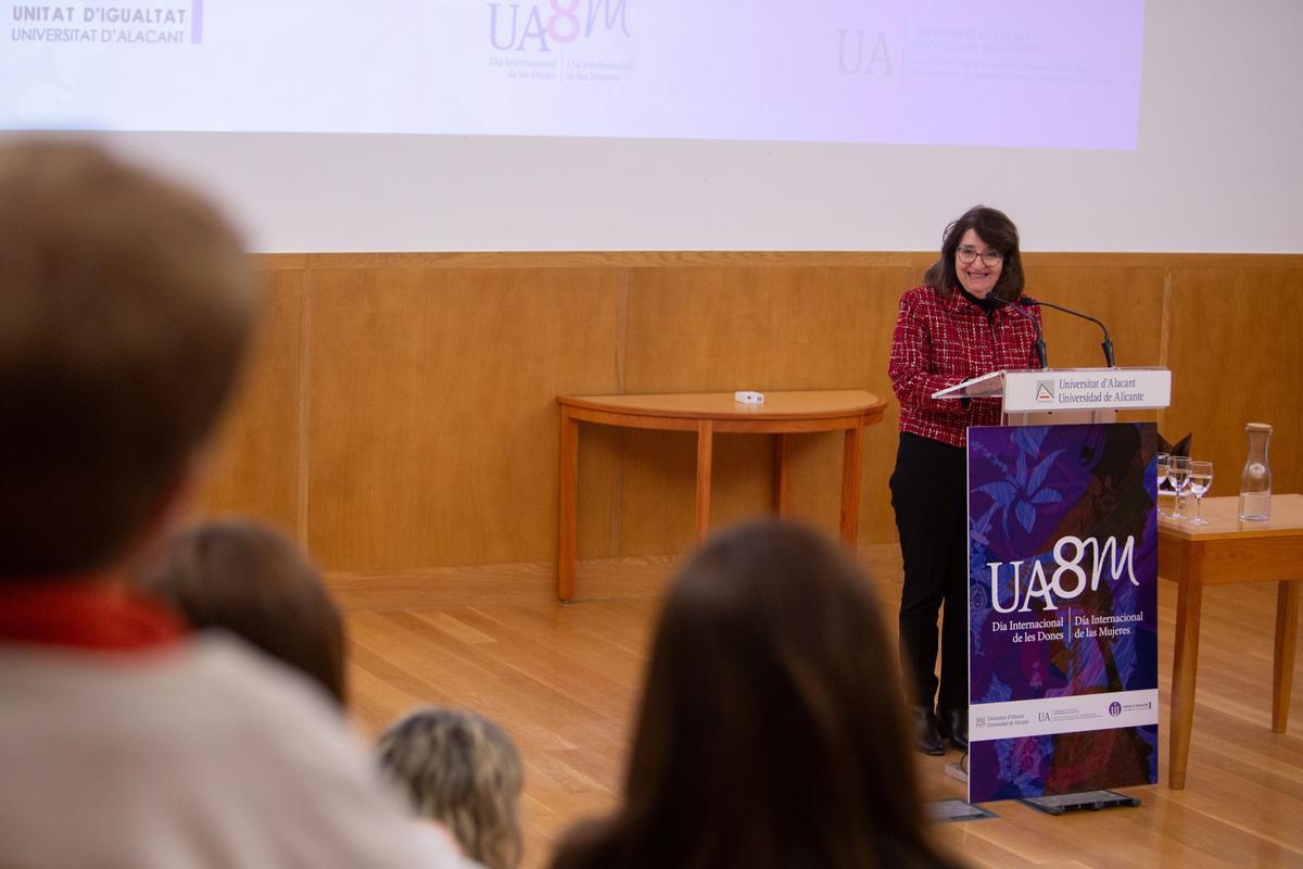 La rectora, durante su discurso, en el acto del 8M