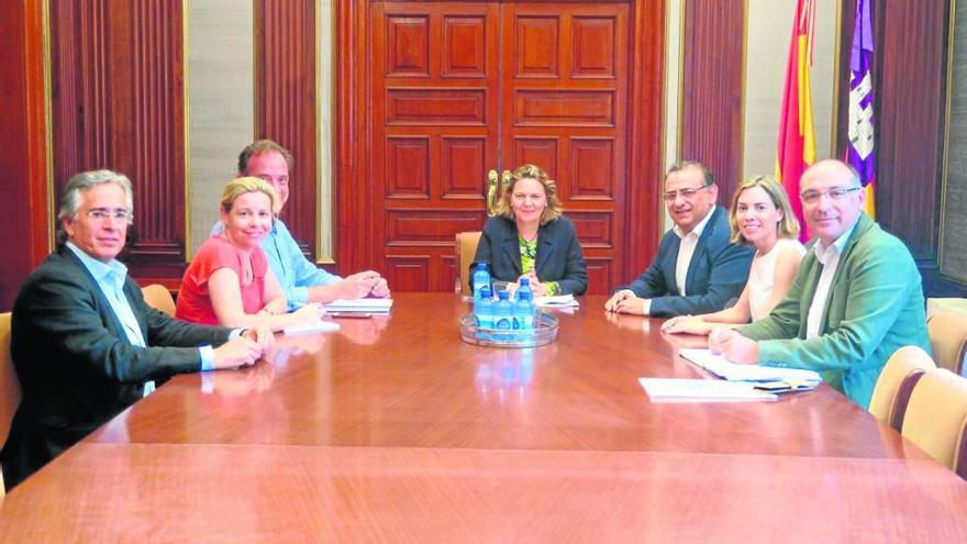 El alcalde Alfonso Rodríguez Badal se reunió ayer con la delegada del Gobierno.