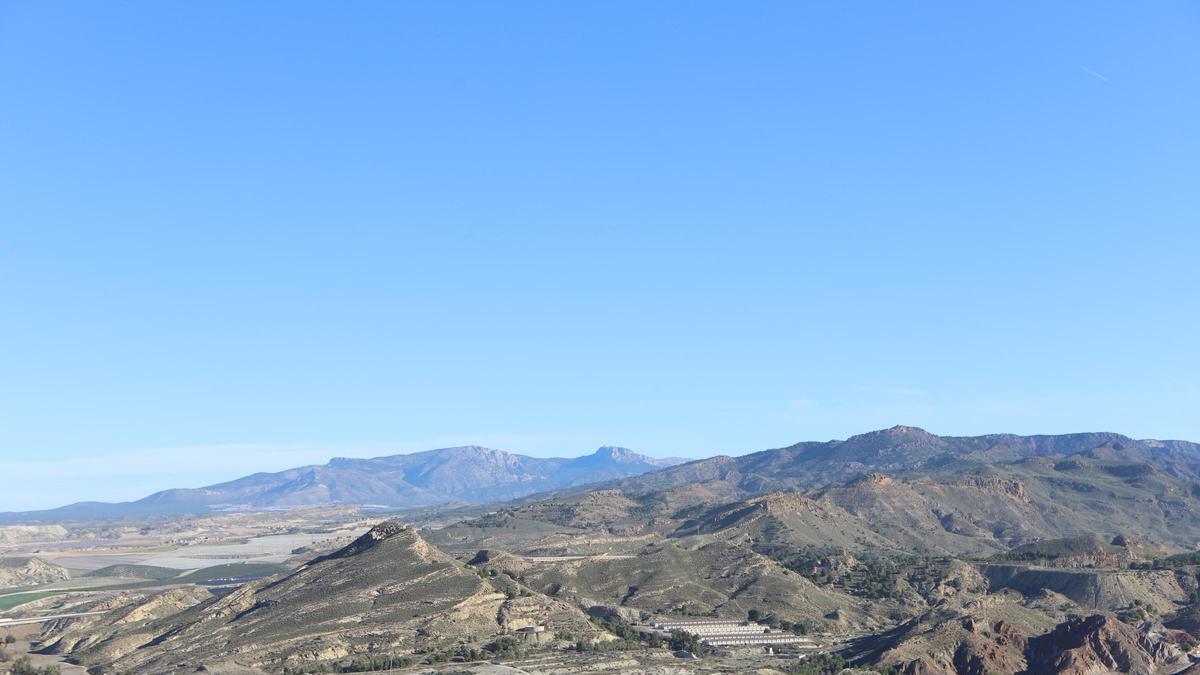 Sierra de Tercia, junto a Lorca, con el Morrón de Espuña al fondo.