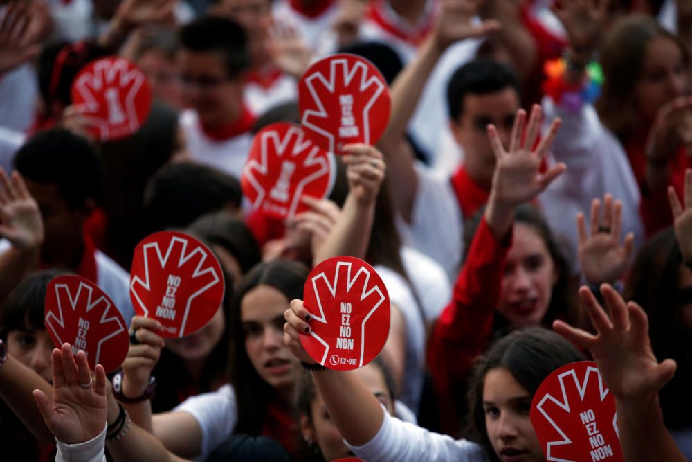 Miles de pamploneses han llenado este lunes la plaza del Castillo para expresar nuevamente su rechazo a las agresiones sexuales ocurridas en los Sanfermines.