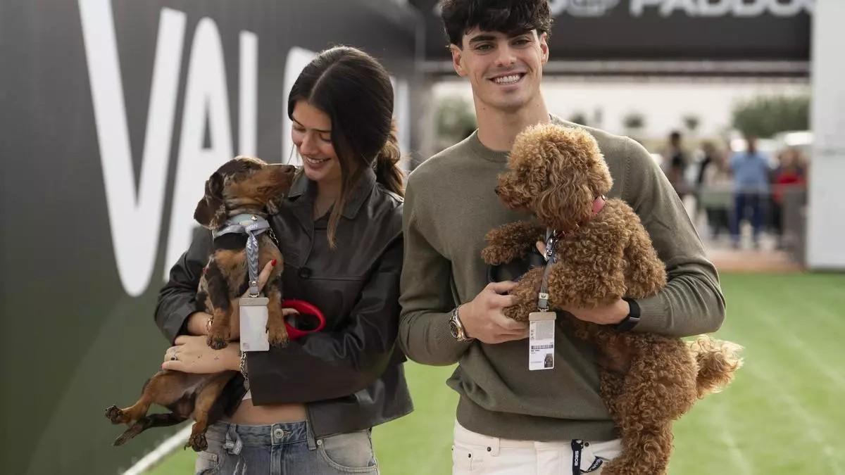 Elia y Fermín Aldeguer pasean con sus dos perros, hoy, en el circuito de Cheste, en Valencia
