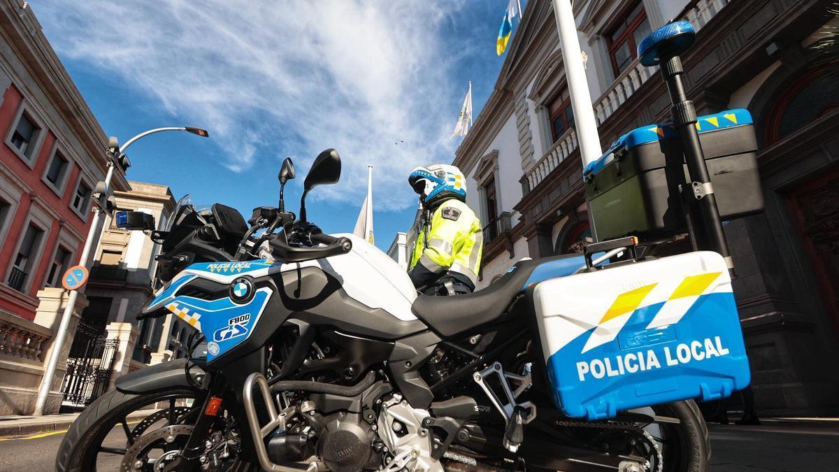 Un motorista de la Policía local por fuera del Ayuntamiento de Santa Cruz.