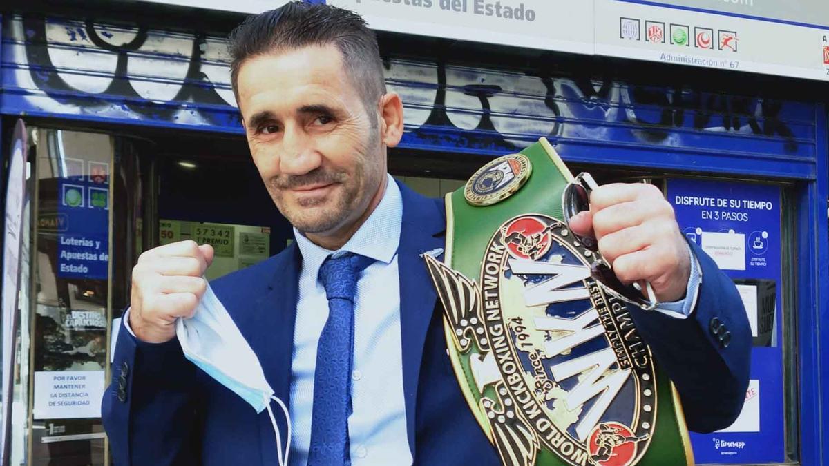 Poli Díaz, con títulos de boxeadores de 'K1' de su promotora