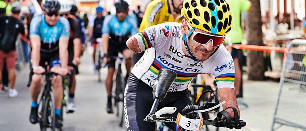 Ricardo Ten, en plena acción en una carrera ciclista. | J. IZETA