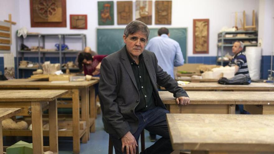 El director de la Escuela de Arte y Superior de Diseño, Ricardo Flecha, en uno de los talleres.