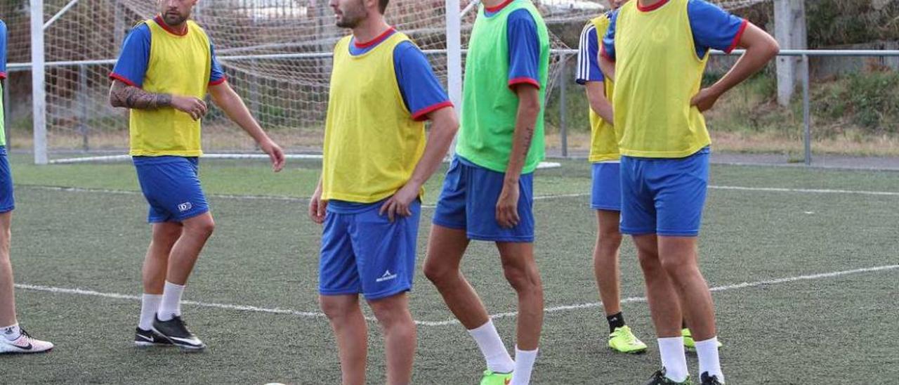 Unai, a la izquierda, Rubén Durán, en el centro, y Cristian Dacosta, a la derecha, tres de los delanteros de la UD Ourense. // Iñaki Osorio