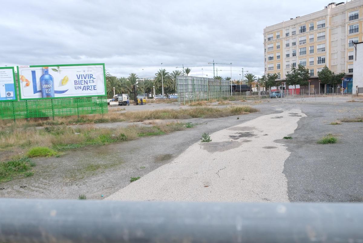 El solar de la avenida de la Universidad donde irá el Palacio de Congresos, antes de que se convirtiera en parking