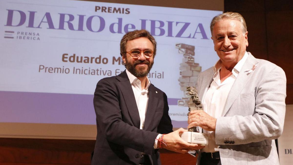 Aitor Moll, consejero delegado de Prensa Ibérica, entrega el premio a la Iniciativa Empresarial a Eduardo Mayol. 