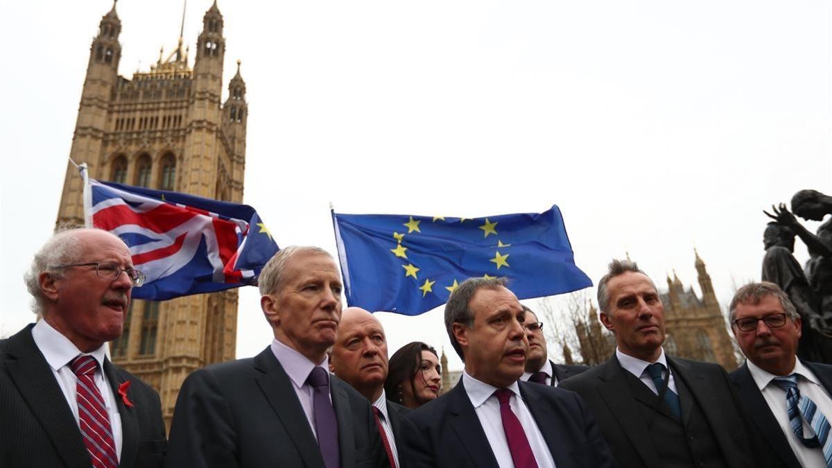 El líder del probritánico Partido Democrático Unionista (DUP) en Westminster, Nigel Dodds (centro), ofrece unas declaraciones junto al Parlamento de Londres, el 5 de diciembre.