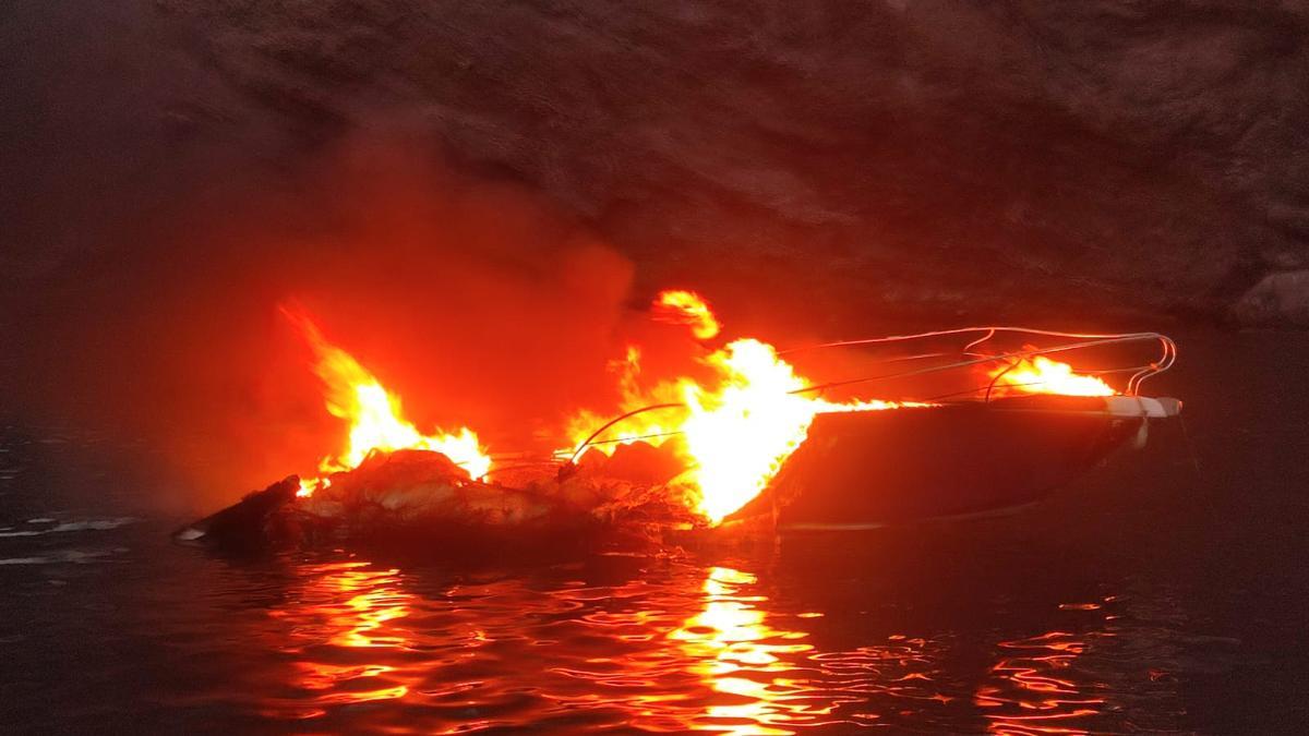 Atienden a los heridos por una explosión en un barco en Águilas.