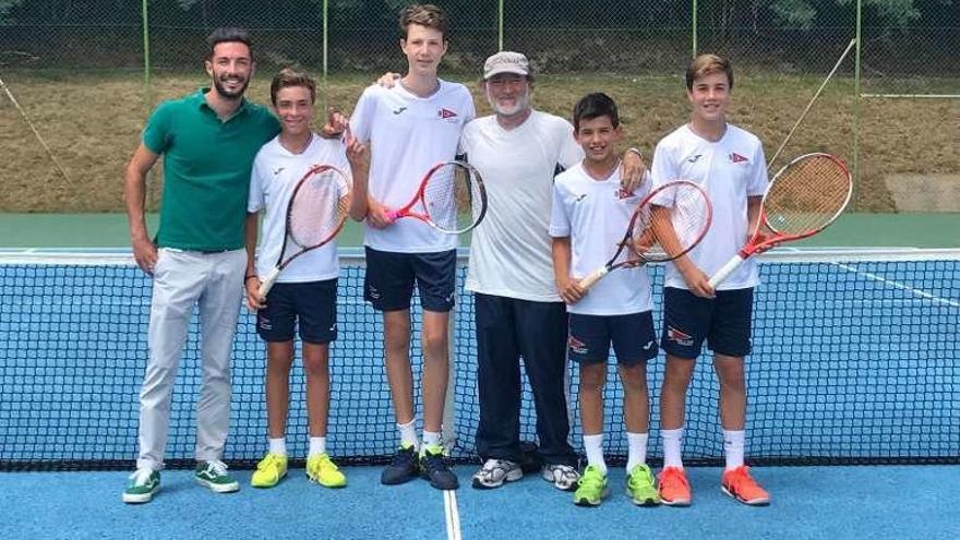 Componentes del equipo de tenis infantil del CT Pontevedra. // FdV