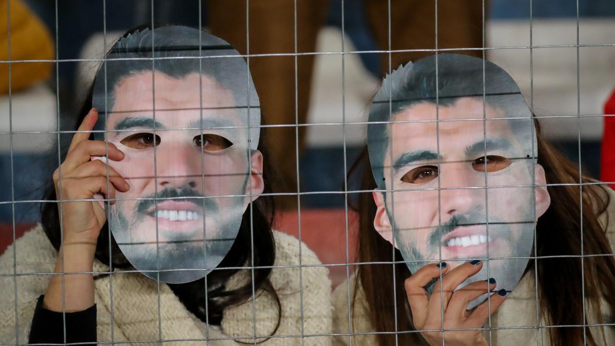 Caretas de Luis Suárez inundan el estadio de Nacional en Montevideo.