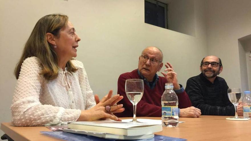 Mariví Díez, Mario Camus y Luis Salcines, ayer, en el taller de lectura de la Casa de Cultura de Cangas de Onís.