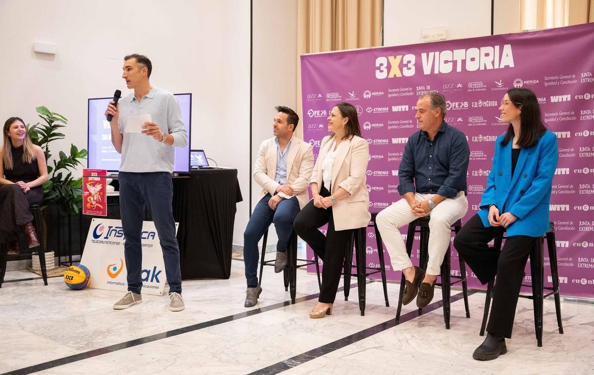 Marcel Sol habla durante la presentación.