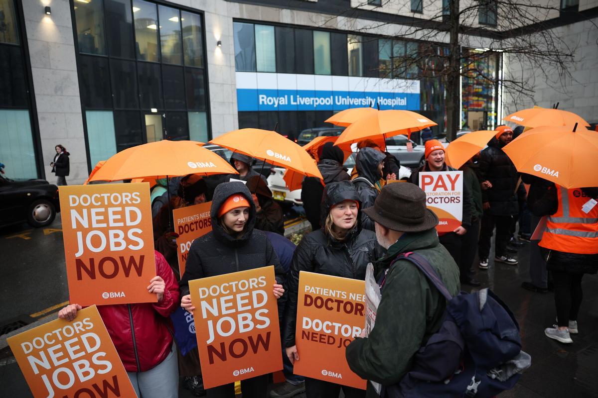 Médicos residentes protestan frente al hospital universitario de Liverpool , este viernes.