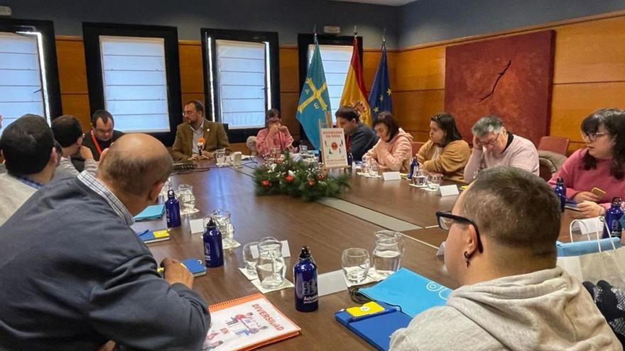 Un momento de la entrevista, con Barbón en el centro al fondo. | CAI Villalegre