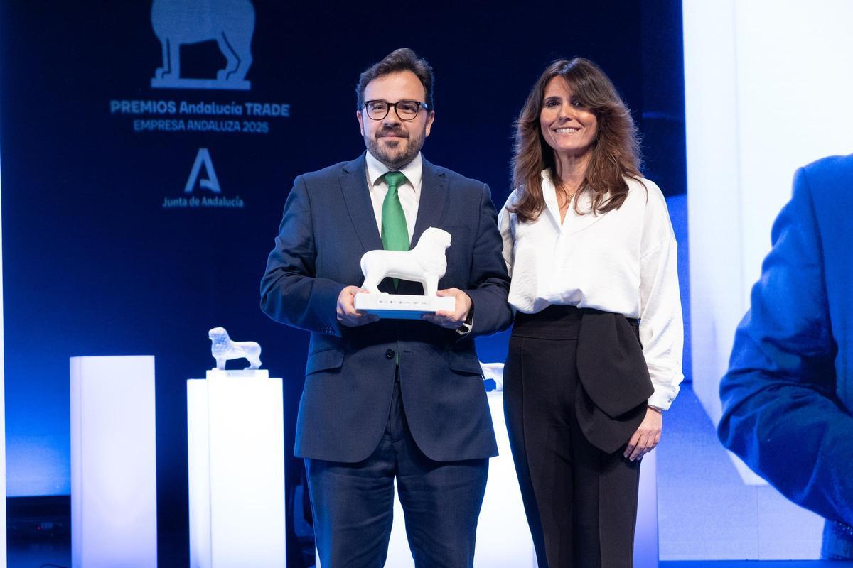 El jurado de la primera edición de los Premios Andalucía Trade le concedió a Biorizon Biotech el de Innovación y Transferencia de Conocimiento. En la imagen, David Iglesias, su director general, al recibir el galardón de manos de Ana Requena, presidenta de Randstad España.