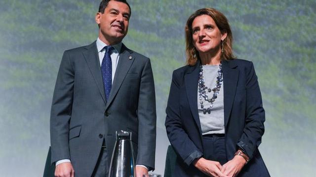 El presidente de la Junta de Andalucía, Juanma Moreno, y la ministra de Transición Ecológica y Reto Demográfico, Teresa Ribera, en una imagen de archivo.