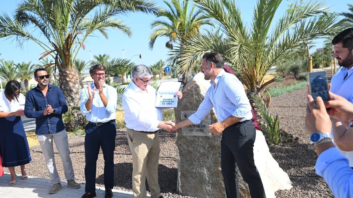 Ruz y Lorente en el momento de desvelarse el homenaje en honor a la ciudad de Guadix en la Ronda Oeste de Elche
