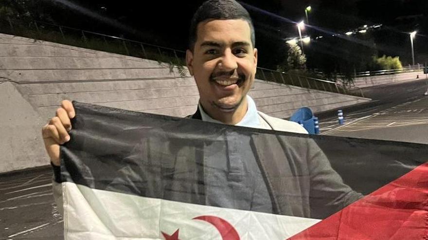 Una negativa del comandante del avión de llevarlo a Marruecos salva a un activista saharaui de la deportación