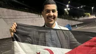El joven saharaui evita la deportación a Marruecos y sale del aeropuerto de Bilbao
