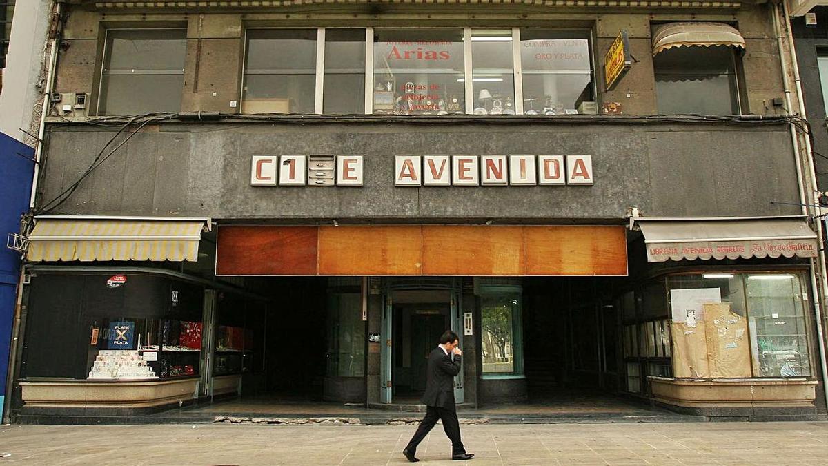 Edificio del cine Avenida en 2005, con los escaparates curvos de sus comercios.