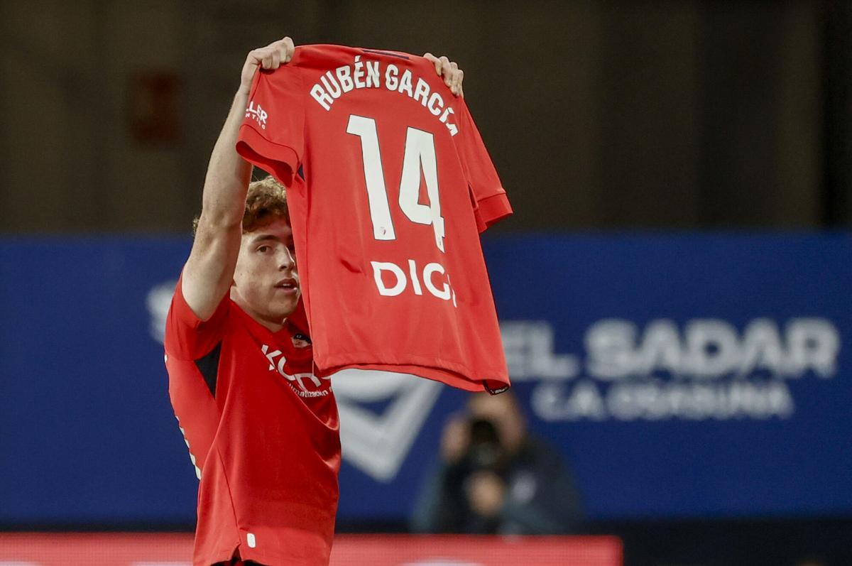 El delantero del Osasuna, Víctor Muñoz, celebra el primer gol conseguido durante el partido de la jornada 6 de Liga que disputan este jueves ante el Elche CF en el estadio El Sadar en Pamplona. EFE/Jesús Diges. (Osasuna) (Elche)