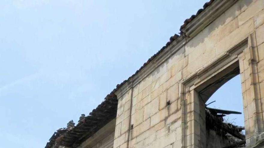 La fachada principal del palacio de la Torre de Celles, ayer.