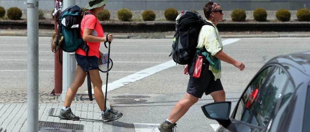 Varios peregrinos transitando por el entorno de Plaza América. // Marta G. Brea