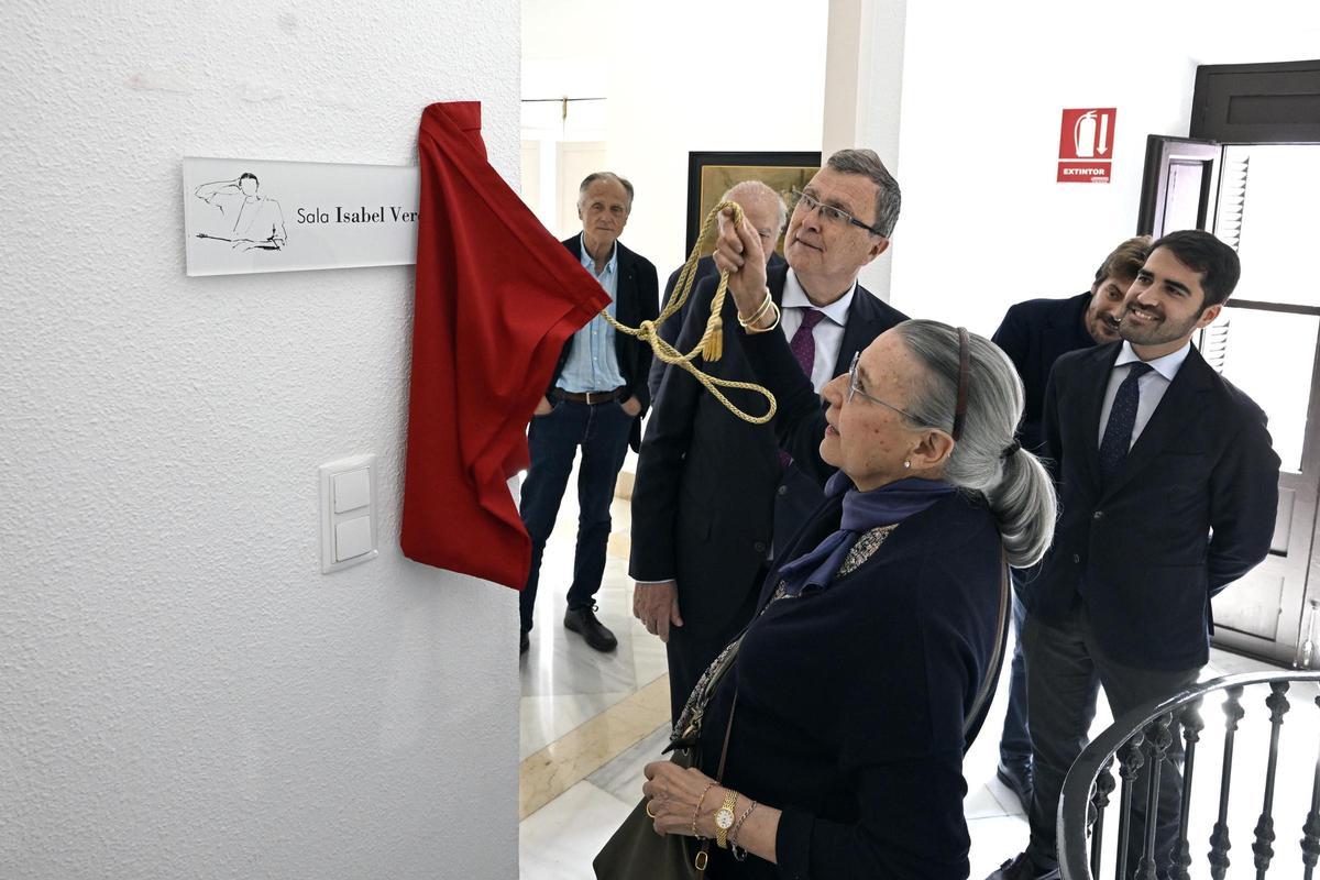 Isabel Verdejo, ayer, al descubrir la placa.