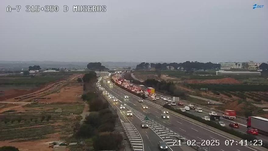 Un alcalce provoca retenciones de tráfico en la A-7.