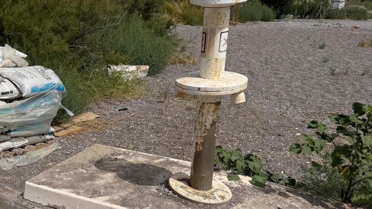 Una lavapiés deteriorado e inservible en la playa Malvarrosa.