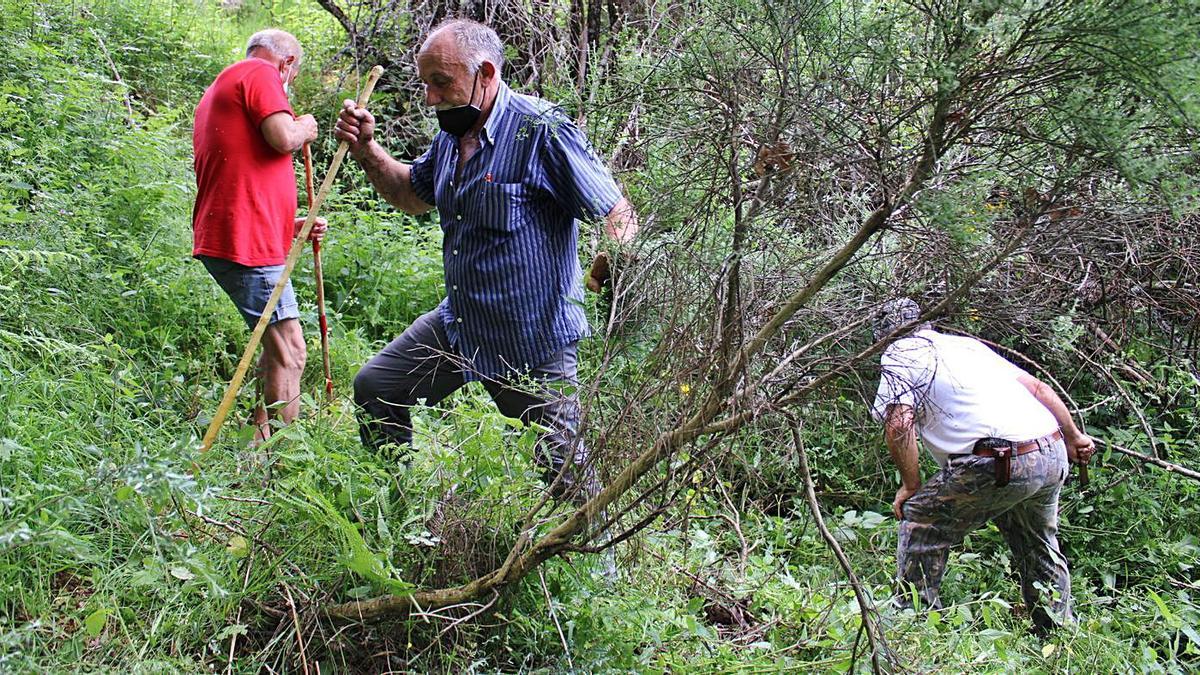 Vecinos de Sotillo buscando pozos de registro. | Araceli Saavedra