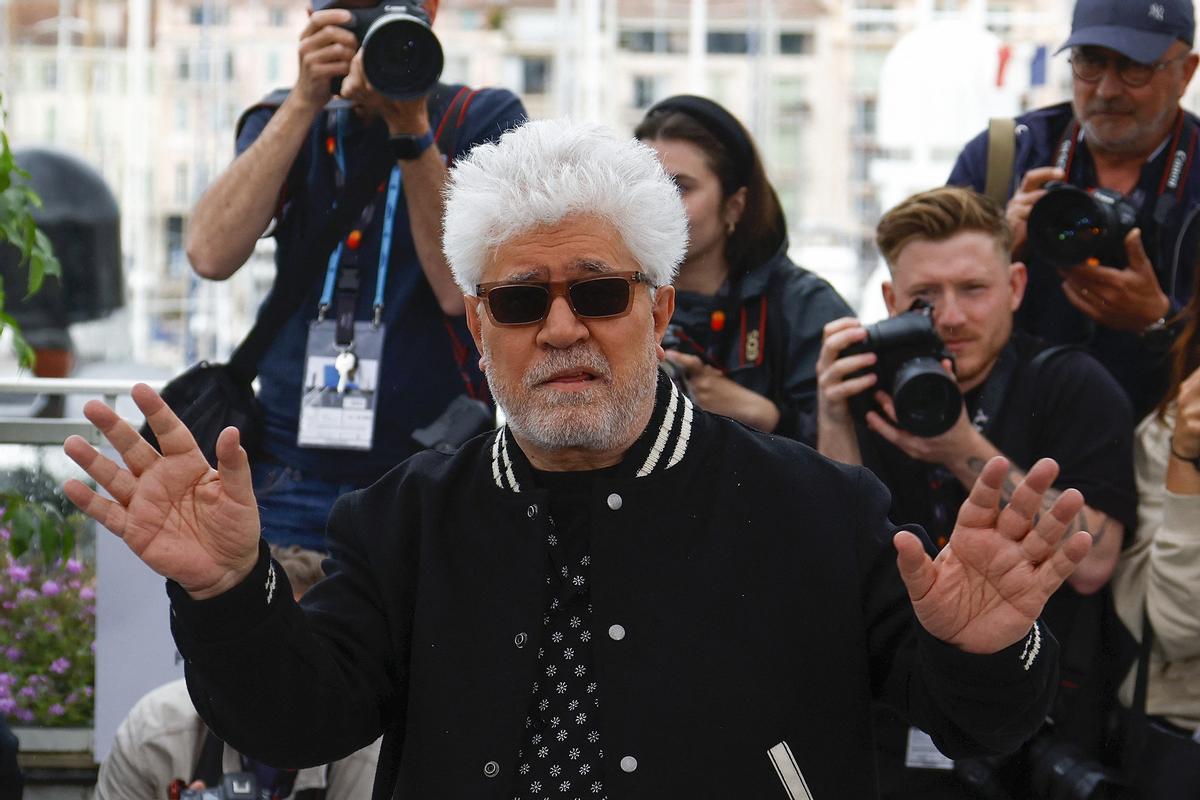 Pedro Almodóvar aterriza en Cannes. El cineasta estrena en Cannes el mediometraje ‘Extraña forma de vida’, con Ethan Hawke y Pedro Pascal, un wéstern protagonizado por dos gais que subvierte el género